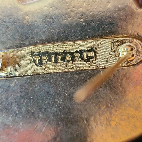 Vintage TRIFARI leaf pin/brooch - Picture 2 of 5
